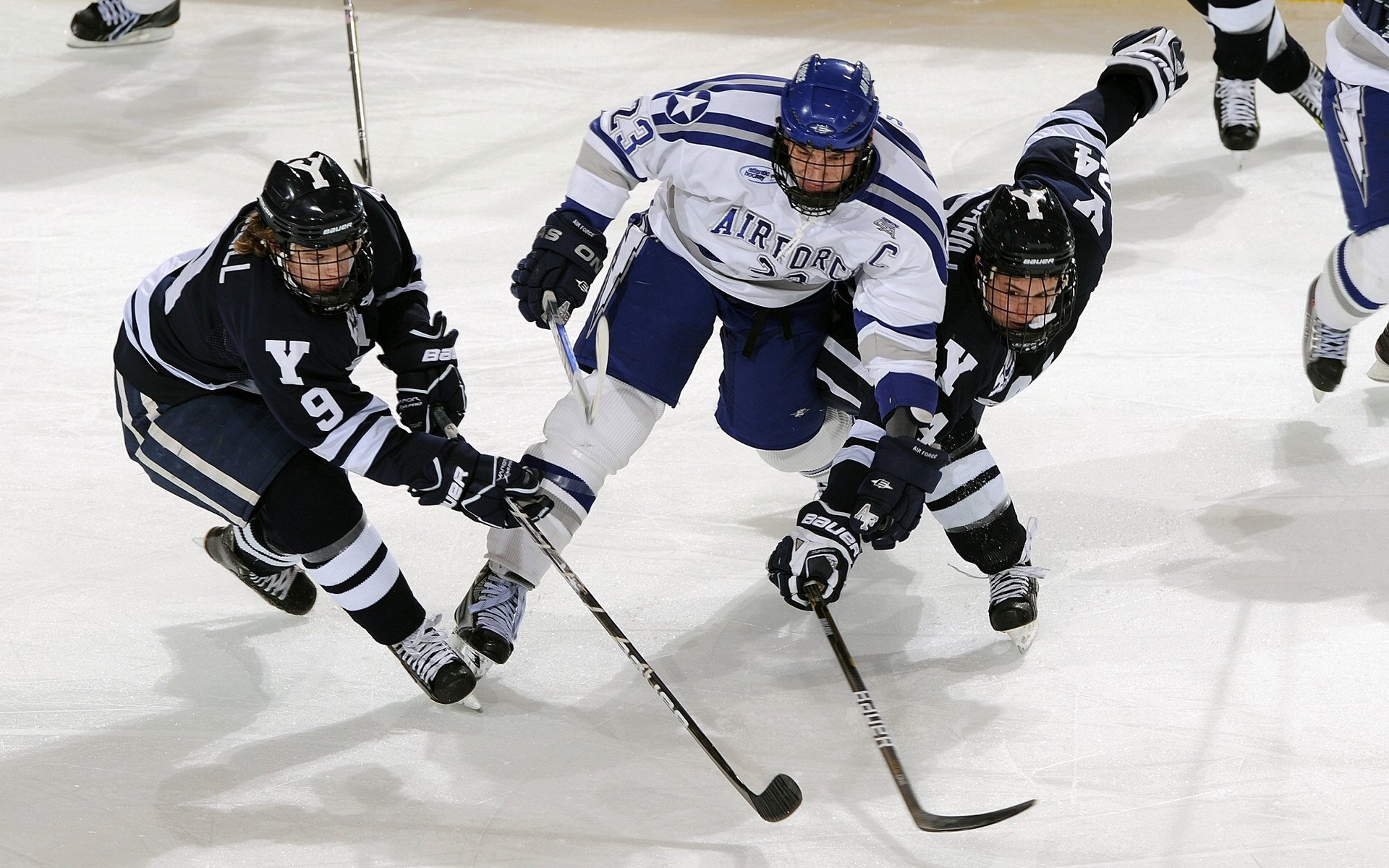 开云官方平台-战术揭秘：教练如何利用数据优化球队表现？，优化球员